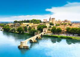 Avignon au porte des alpilles et de son huile d'olive